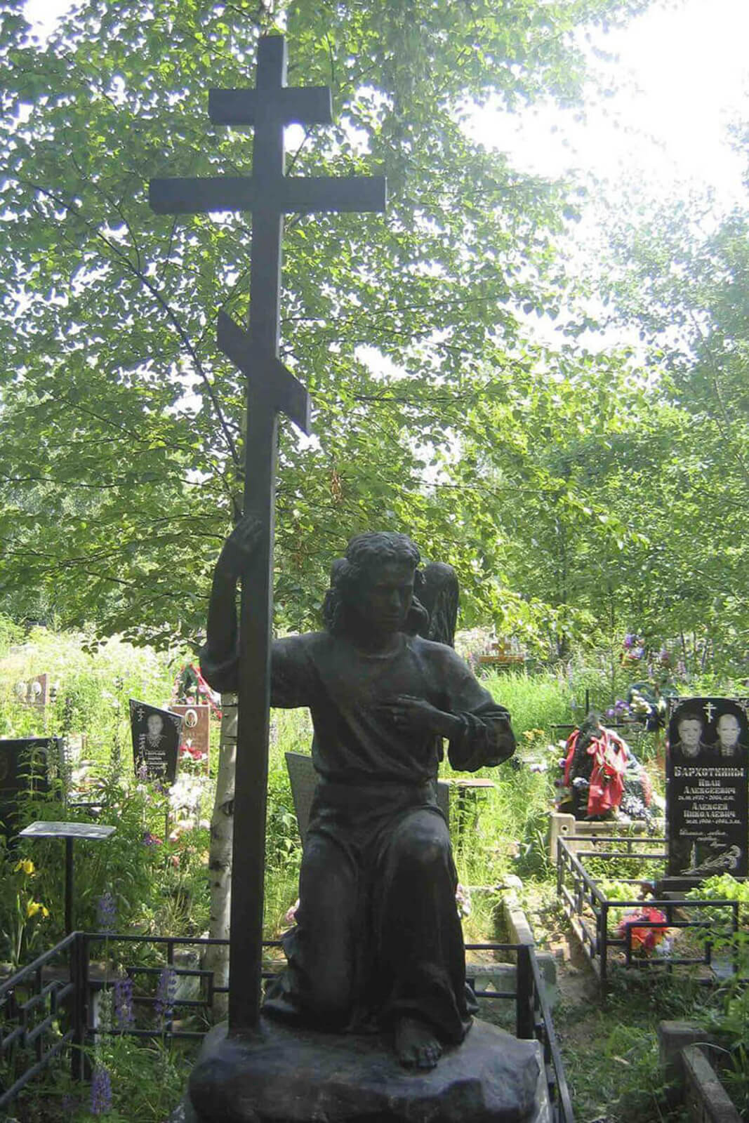 angel-s-krestom-na-kladbiwe-zelenograda-4