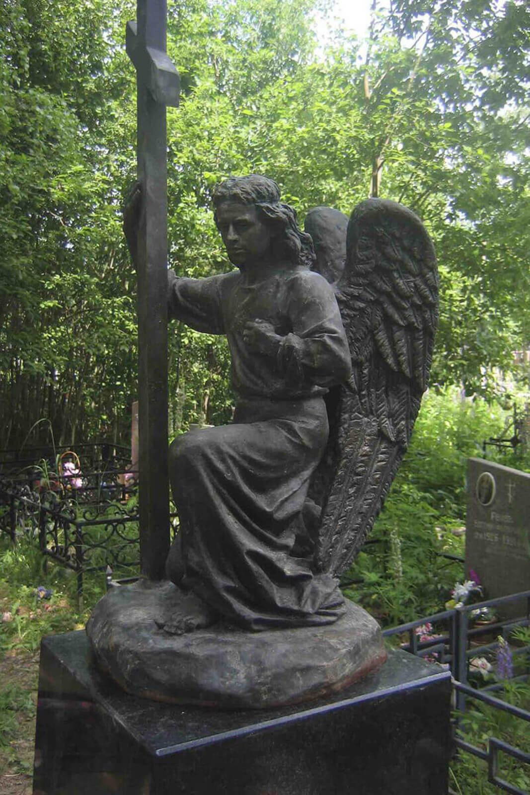 angel-s-krestom-na-kladbiwe-zelenograda-7