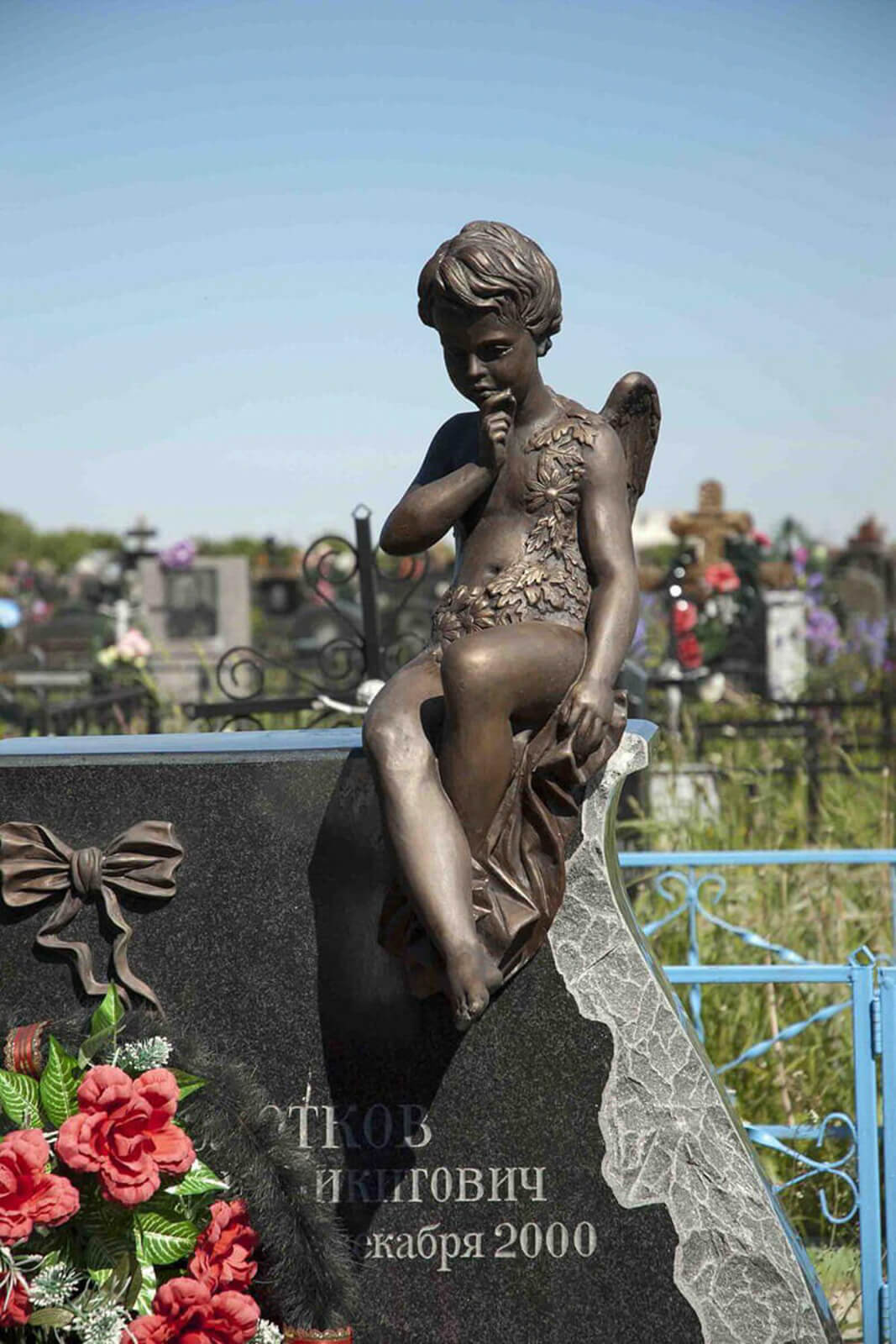 bronzovyj-angel-na-mitinskom-kladbiwe-1