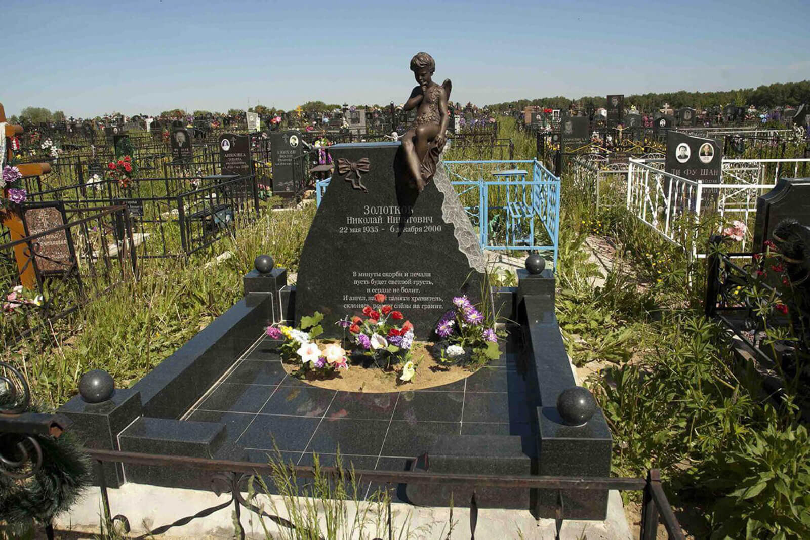 bronzovyj-angel-na-mitinskom-kladbiwe-8