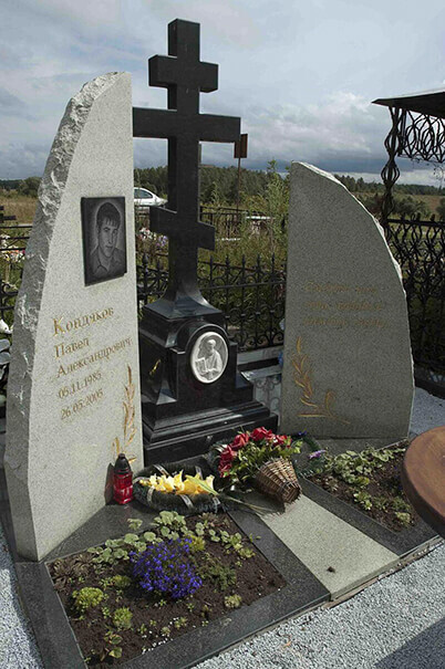 Гранитный комплекс с крестом в Калужской области