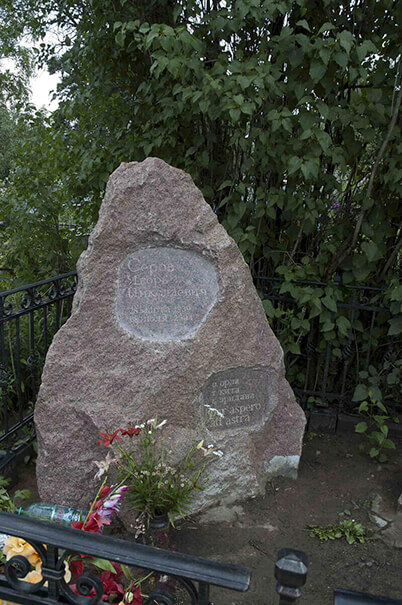 Маленький кованый крест на деревенском кладбище