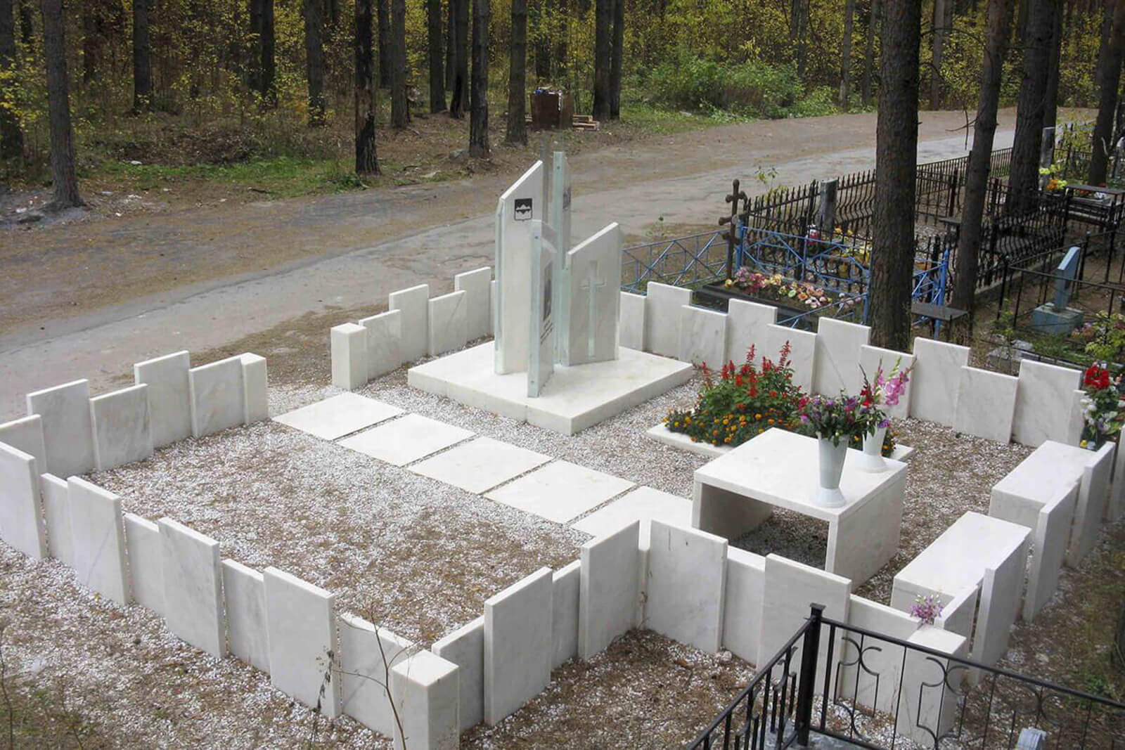 memorial-iz-mramora-i-stekla-v-gorode-satka-2