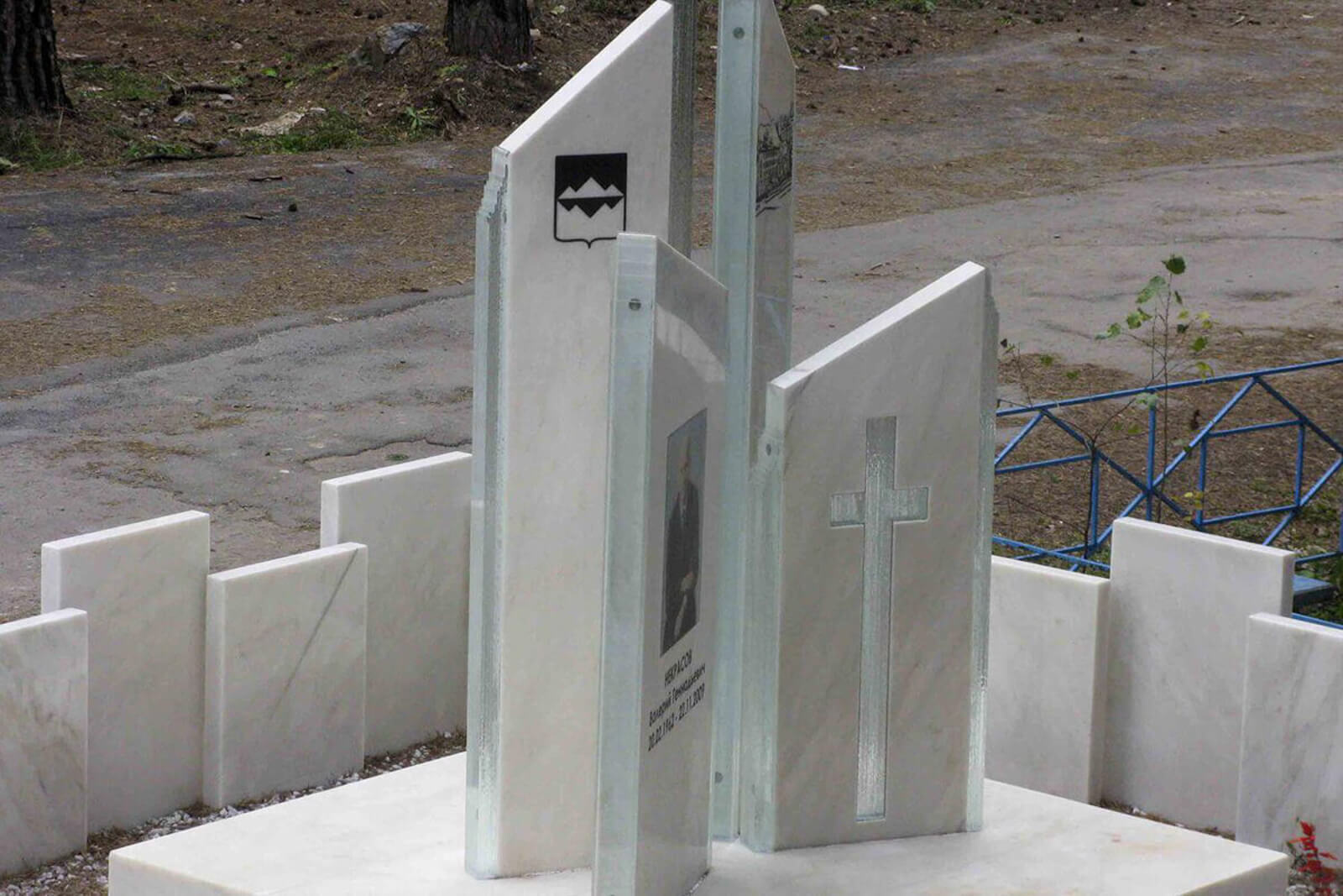 memorial-iz-mramora-i-stekla-v-gorode-satka-3
