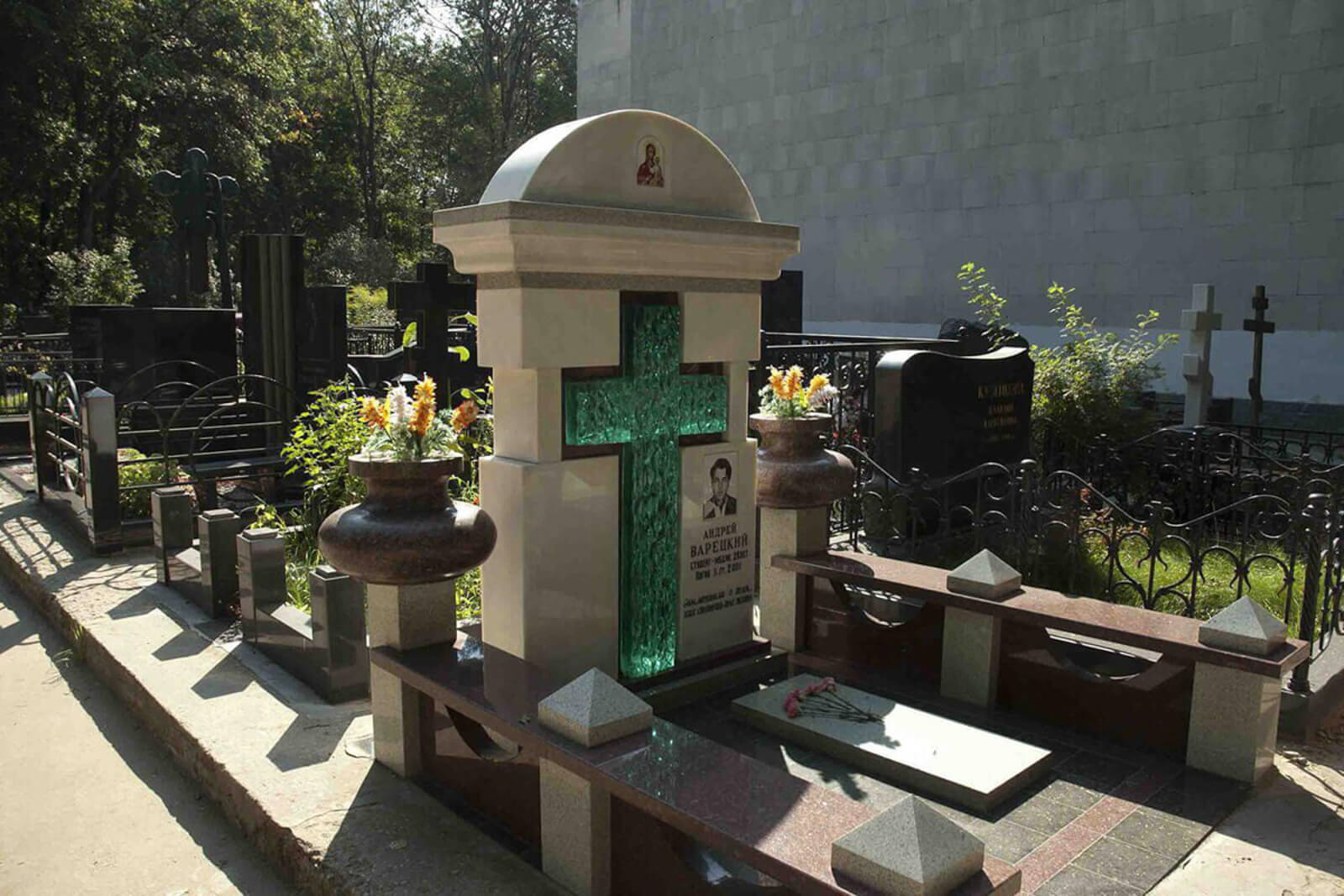 memorial-noe-sooruzhenie-na-vagan-kovskom-kladbiwe-4