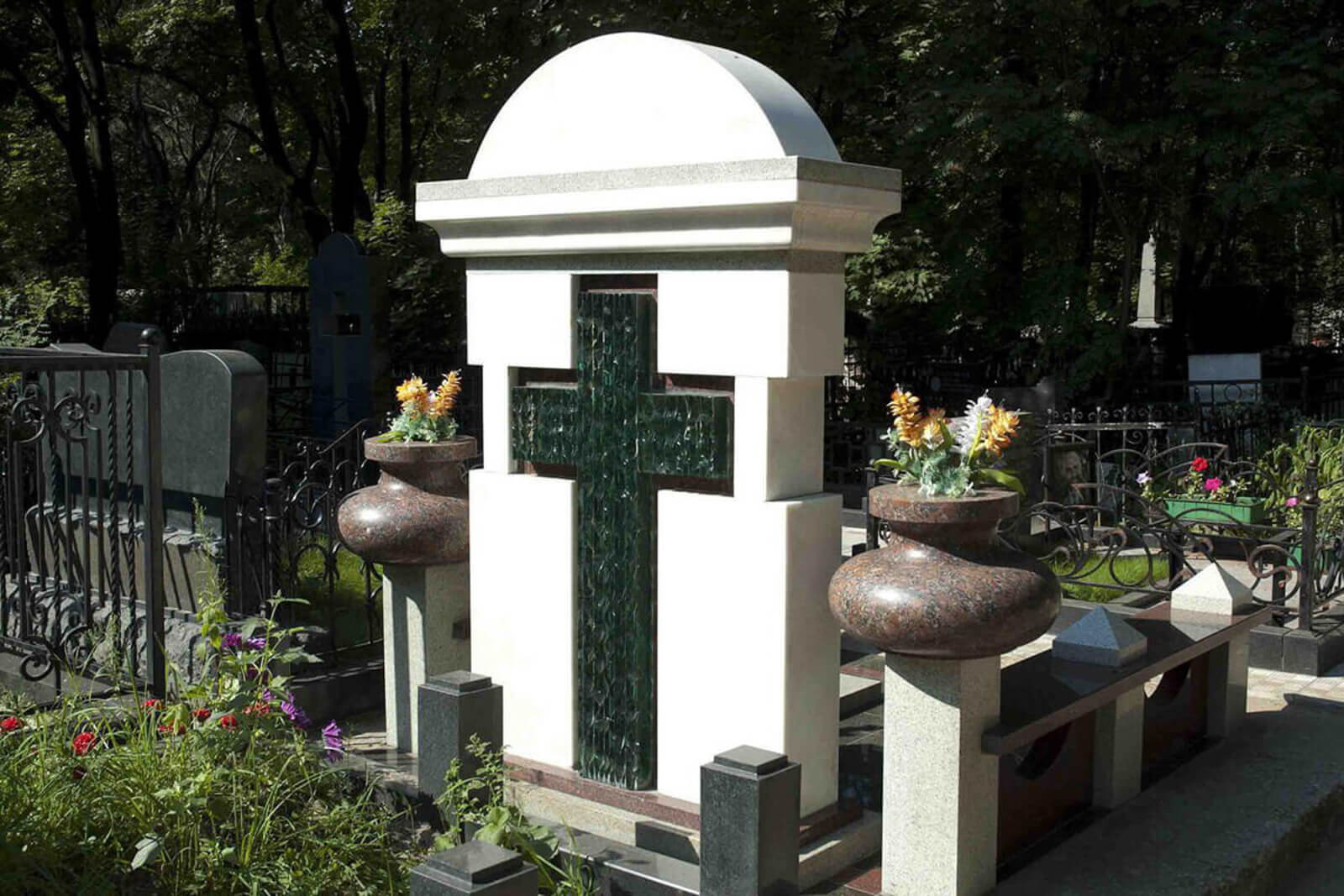 memorial-noe-sooruzhenie-na-vagan-kovskom-kladbiwe-5