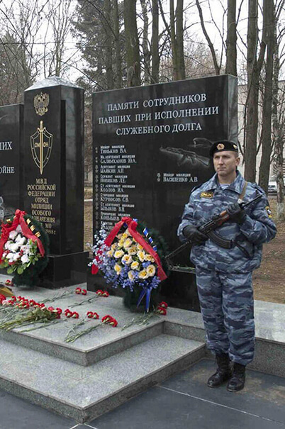 Памятный знак сотрудникам ОМОНа