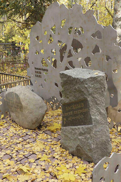 Современное надгробное решение из металла