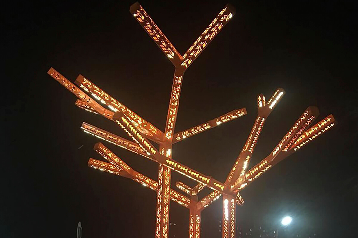 Современная световая скульптура в городе Сатка