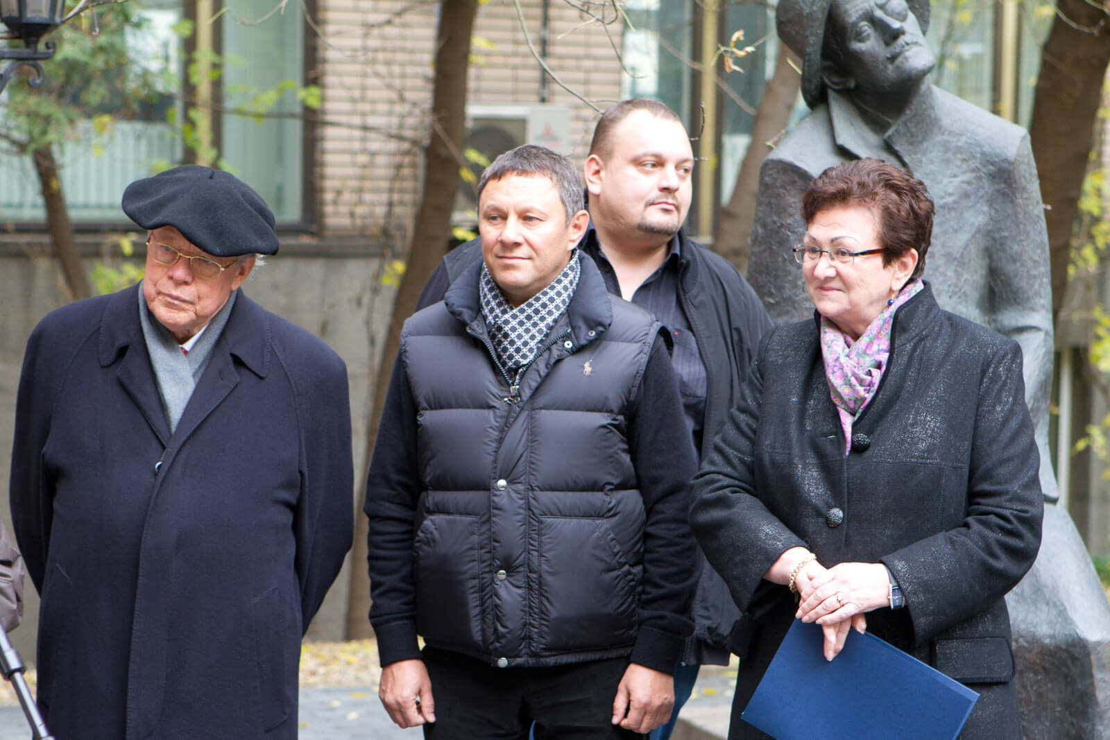 otkrytie-pamyatnika-novikovu-vo-dvore-vgbil-9